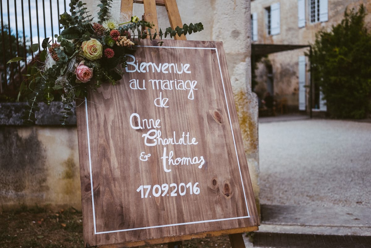 Bienvenue sur ce mariage en Dordogne : panneau en bois