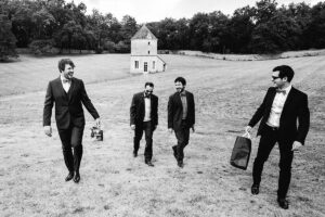 le marié et ses témoins après les préparatifs du mariage