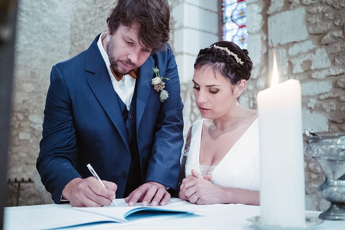 reportage de mariage en Dordogne : la signature des mariés à l'église